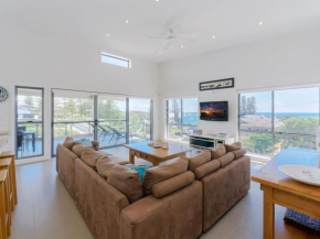 Bimbadeen Penthouse - across the road from Main Beach!